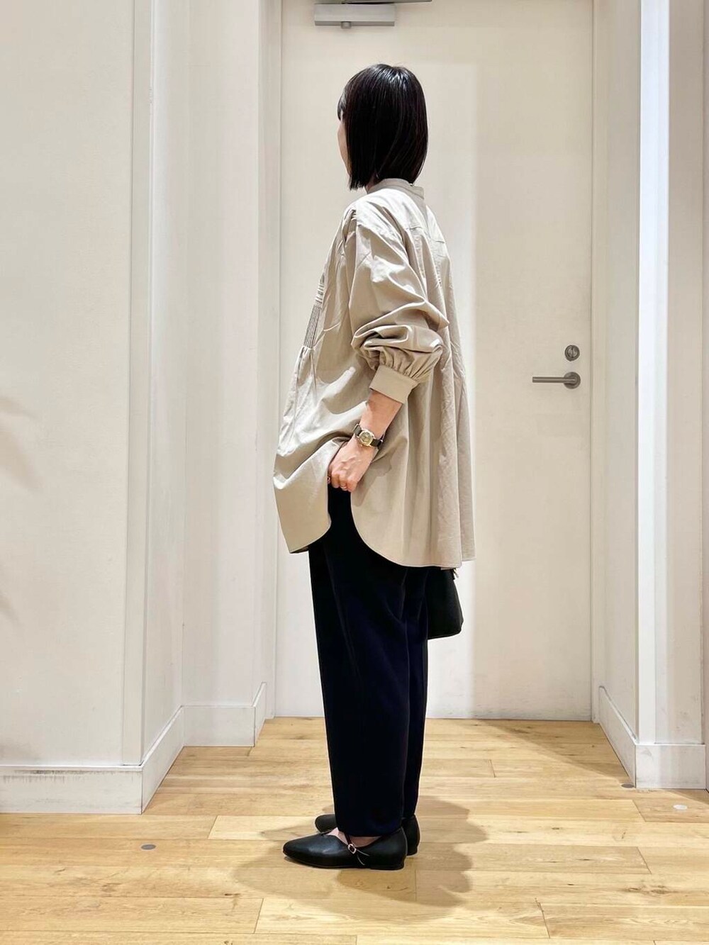 ベージュ系のシャツ/ブラウス、ブルー系のその他パンツ、ブラック系のパンプスを着用したレディースの冬コーディネートの5枚目の写真