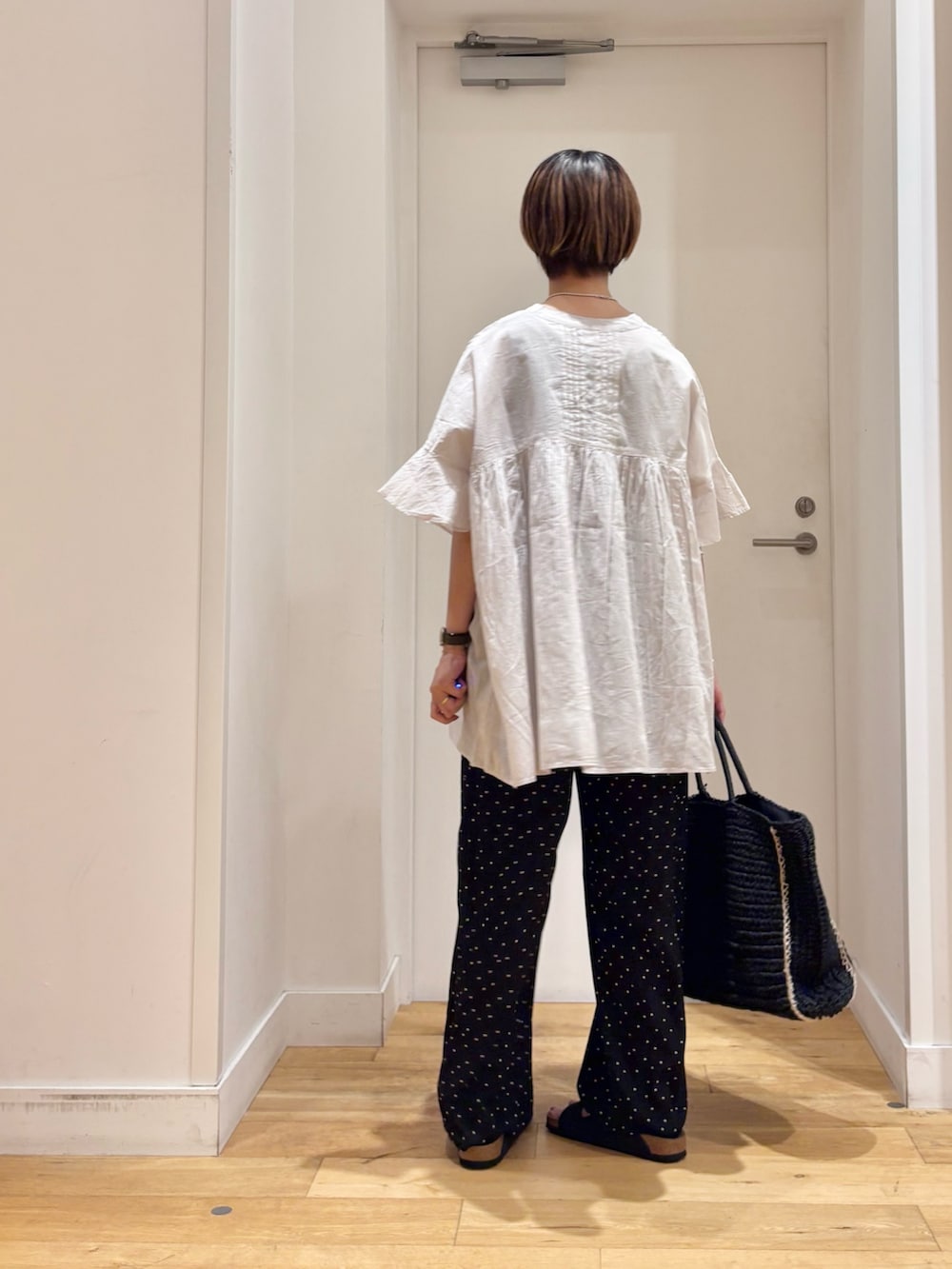 グレー系のシャツ/ブラウス、ブラック系のその他パンツ、ブラック系のトートバッグを着用したレディースの夏コーディネートの6枚目の写真