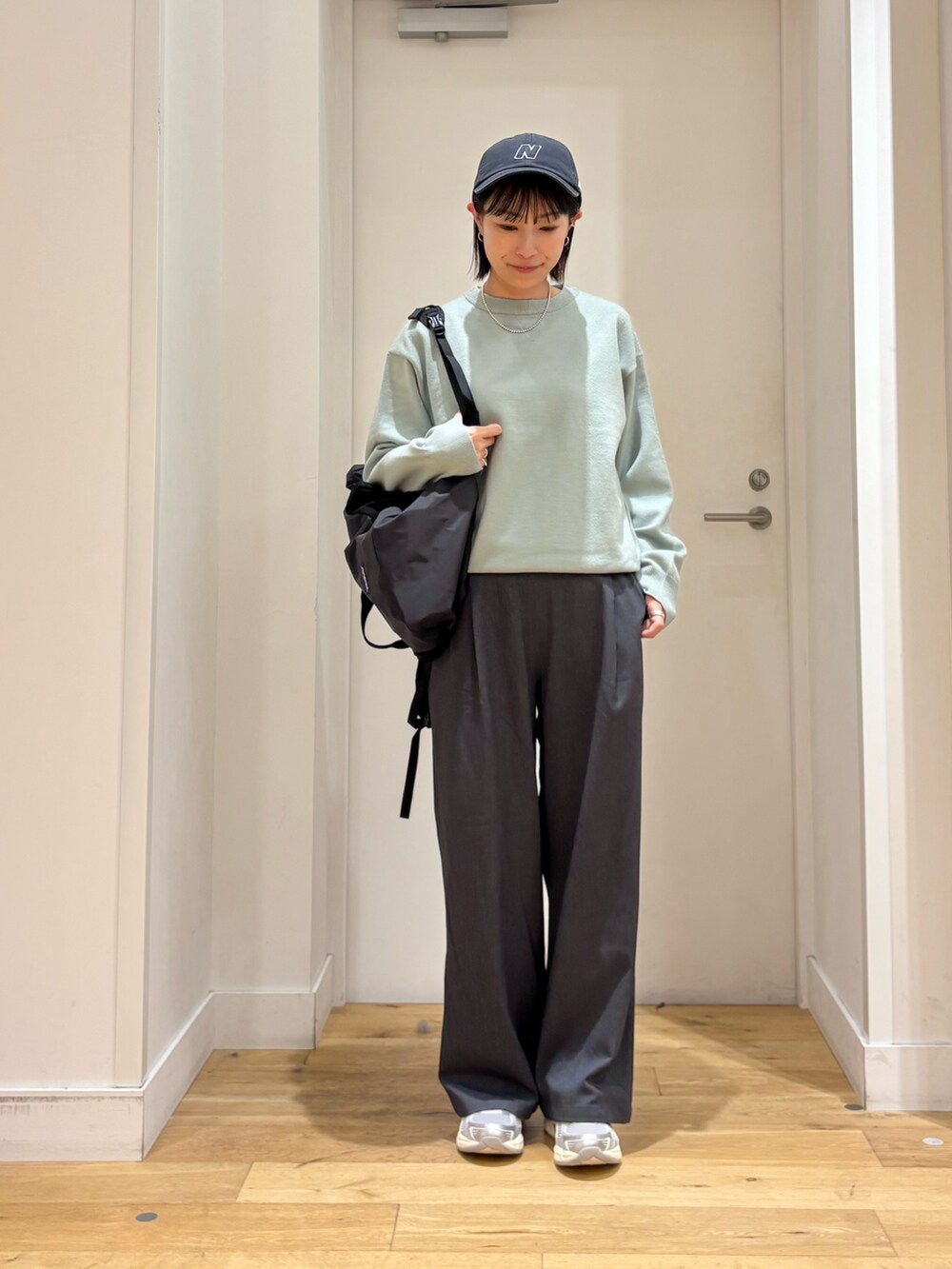 ブラック系のバックパック/リュック、グレー系のスニーカー、グレー系のその他パンツを着用したレディースの秋コーディネートの2枚目の写真