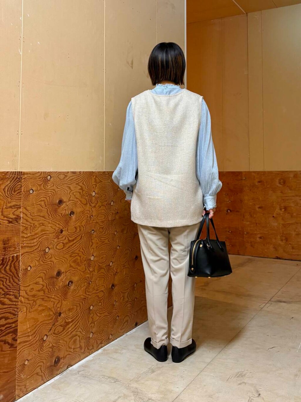 ブルー系のシャツ/ブラウス、ベージュ系のベスト、ベージュ系のその他パンツを着用したレディースの春コーディネートの6枚目の写真