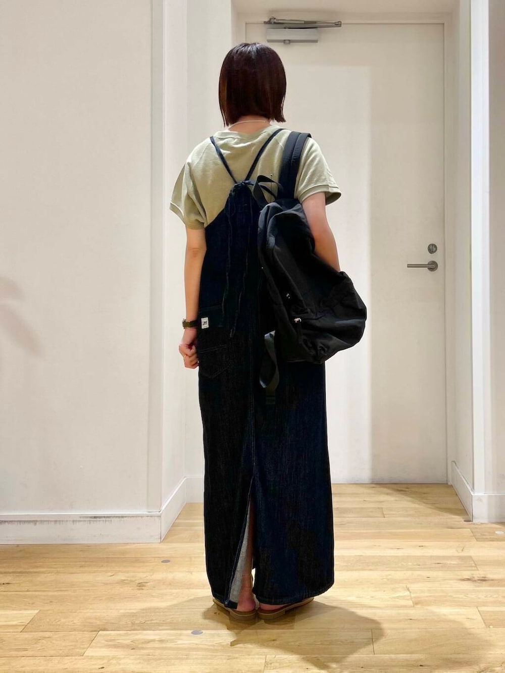 ブラック系のサンダル、ブルー系のワンピース、ブラック系のバックパック/リュックを着用したレディースの夏コーディネートの5枚目の写真