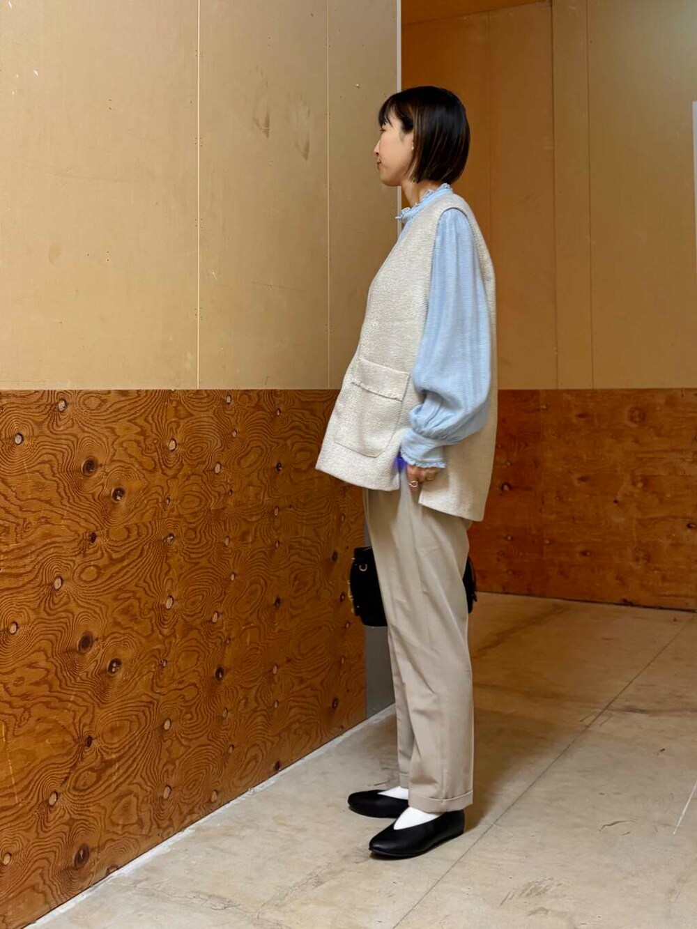 ブルー系のシャツ/ブラウス、ベージュ系のベスト、ベージュ系のその他パンツを着用したレディースの春コーディネートの5枚目の写真