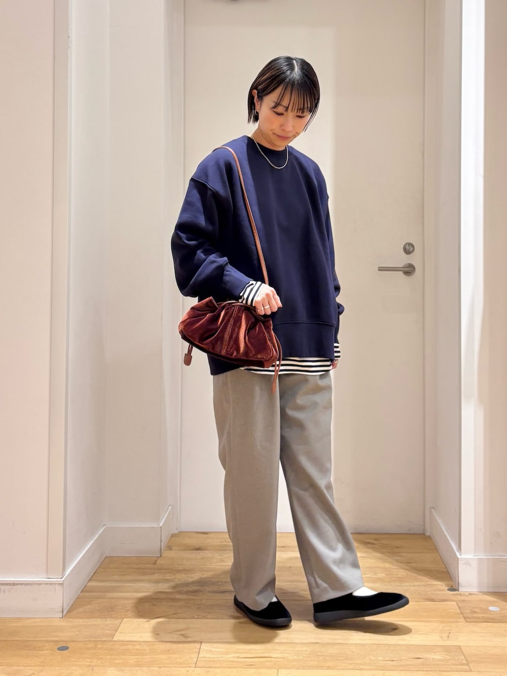 ブルー系のスウェット、グレー系のその他パンツ、ブラック系のその他シューズを着用したレディースの冬コーディネートの3枚目の写真