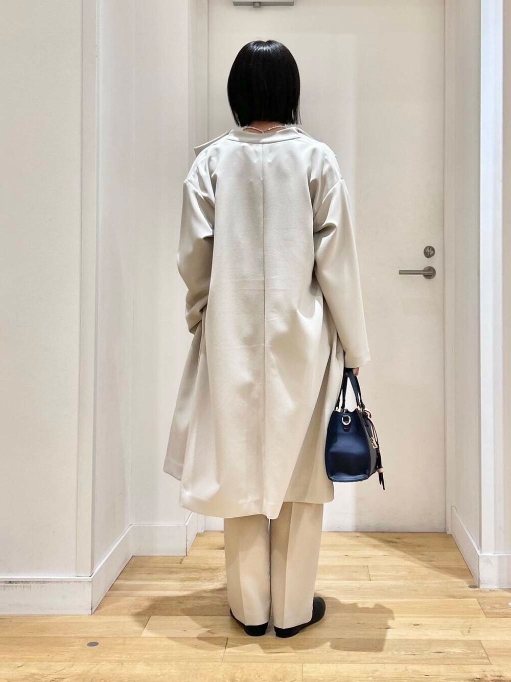 ブルー系のTシャツ/カットソー、ホワイト系のその他パンツ、ブラック系のパンプスを着用したレディースの冬コーディネートの5枚目の写真