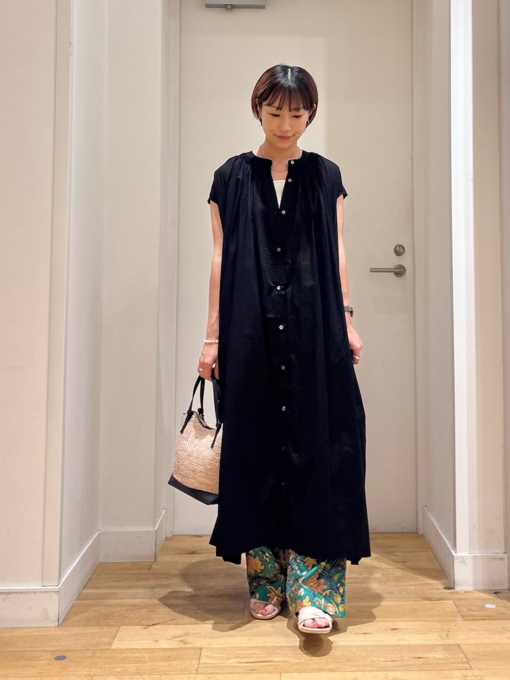 ブラック系のワンピース、ホワイト系のタンクトップ、グリーン系のその他パンツを着用したレディースの夏コーディネートの3枚目の写真