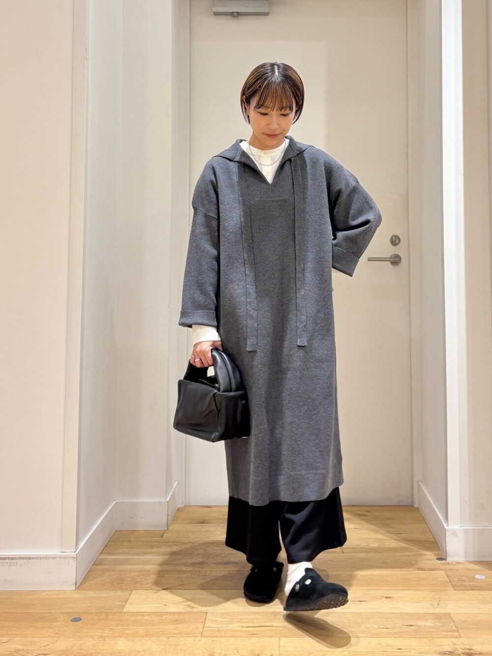 グレー系のワンピース、ホワイト系のシャツ/ブラウス、ブラック系のその他パンツを着用したレディースの秋コーディネートの5枚目の写真