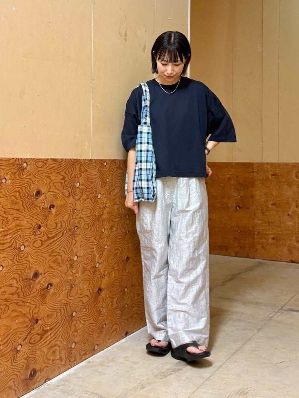 ブラック系のサンダル、ホワイト系のその他パンツ、ブルー系のTシャツ/カットソーを着用したレディースの夏コーディネートの4枚目の写真