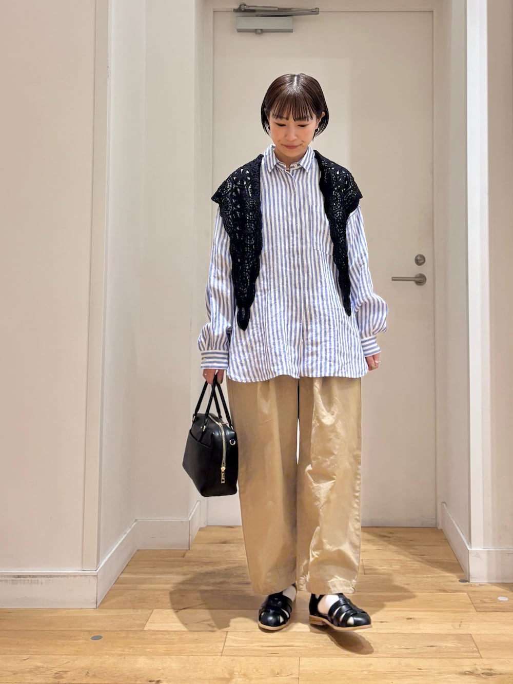 その他のシャツ/ブラウス、ベージュ系のその他パンツ、ブラック系のサンダルを着用したレディースの春コーディネートの3枚目の写真