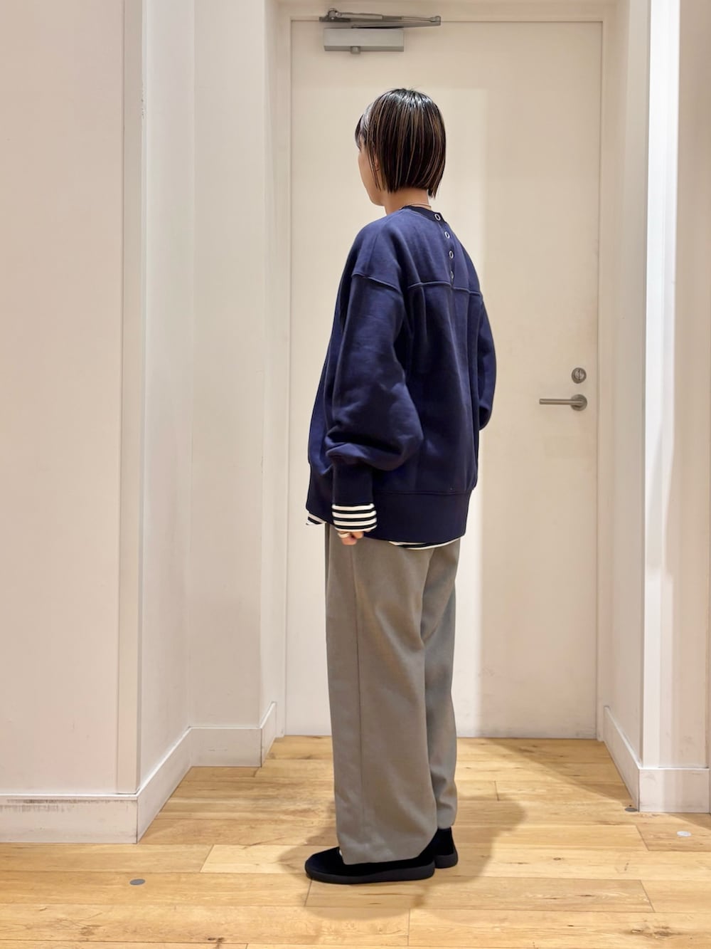 ブルー系のスウェット、グレー系のその他パンツ、ブラック系のその他シューズを着用したレディースの冬コーディネートの4枚目の写真