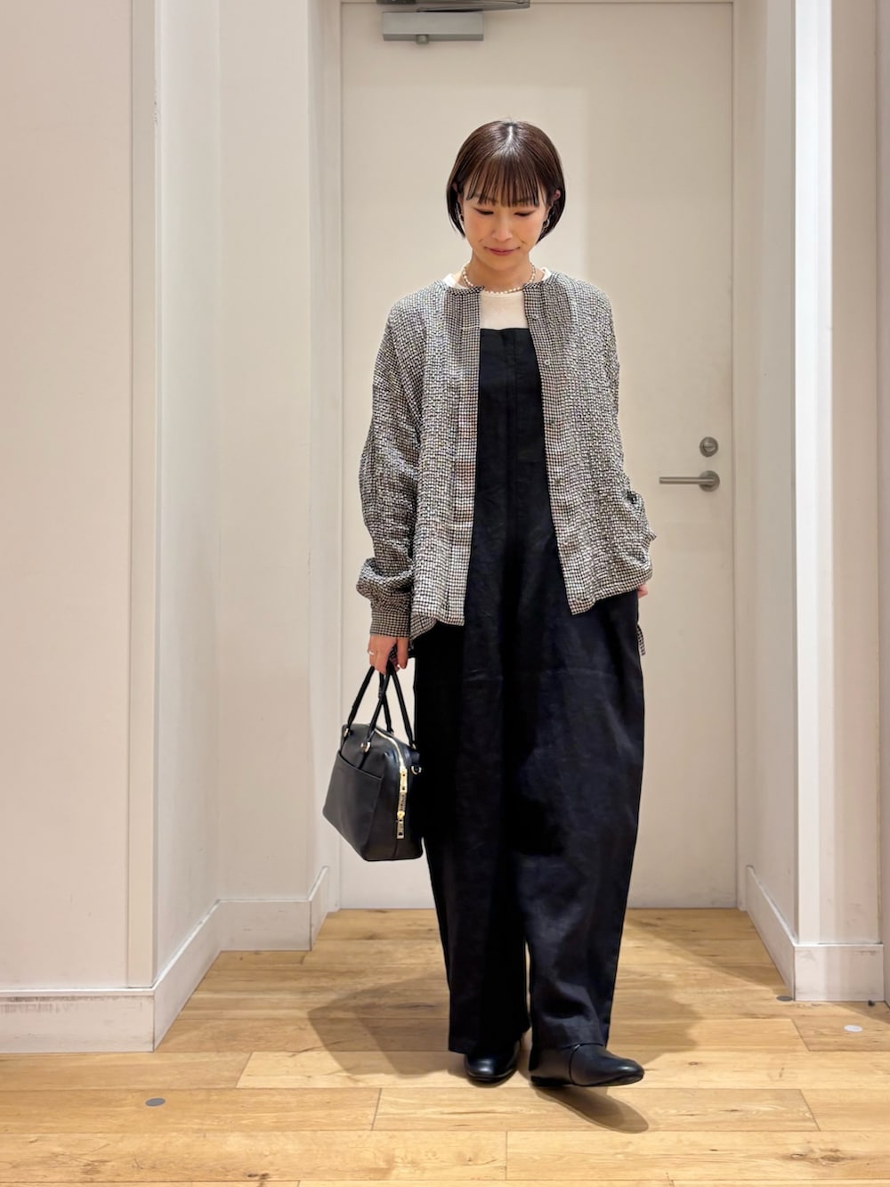 ブラック系のシャツ/ブラウス、ブラック系のその他パンツ、ブラック系のボストンバッグを着用したレディースの春コーディネートの3枚目の写真