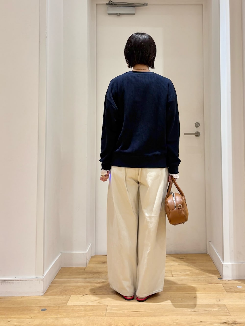 ブルー系のカーディガン/ボレロ、ホワイト系のシャツ/ブラウス、ホワイト系のその他パンツを着用したレディースの秋コーディネートの5枚目の写真