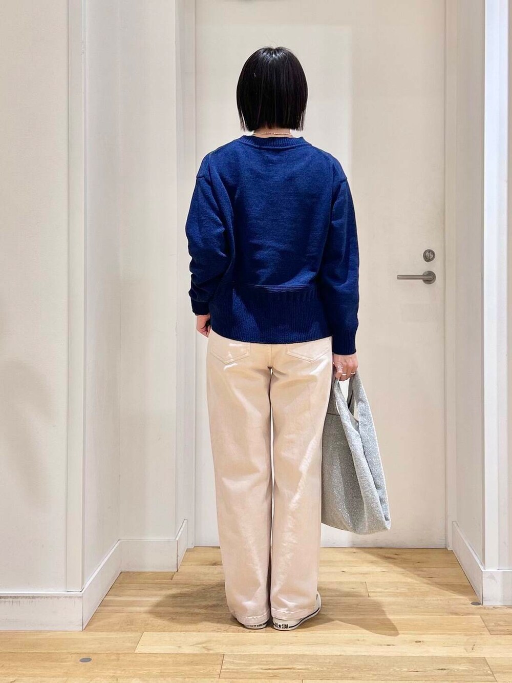 シルバー系のトートバッグ、ブルー系のニット/セーター、ピンク系のその他パンツを着用したレディースの冬コーディネートの4枚目の写真