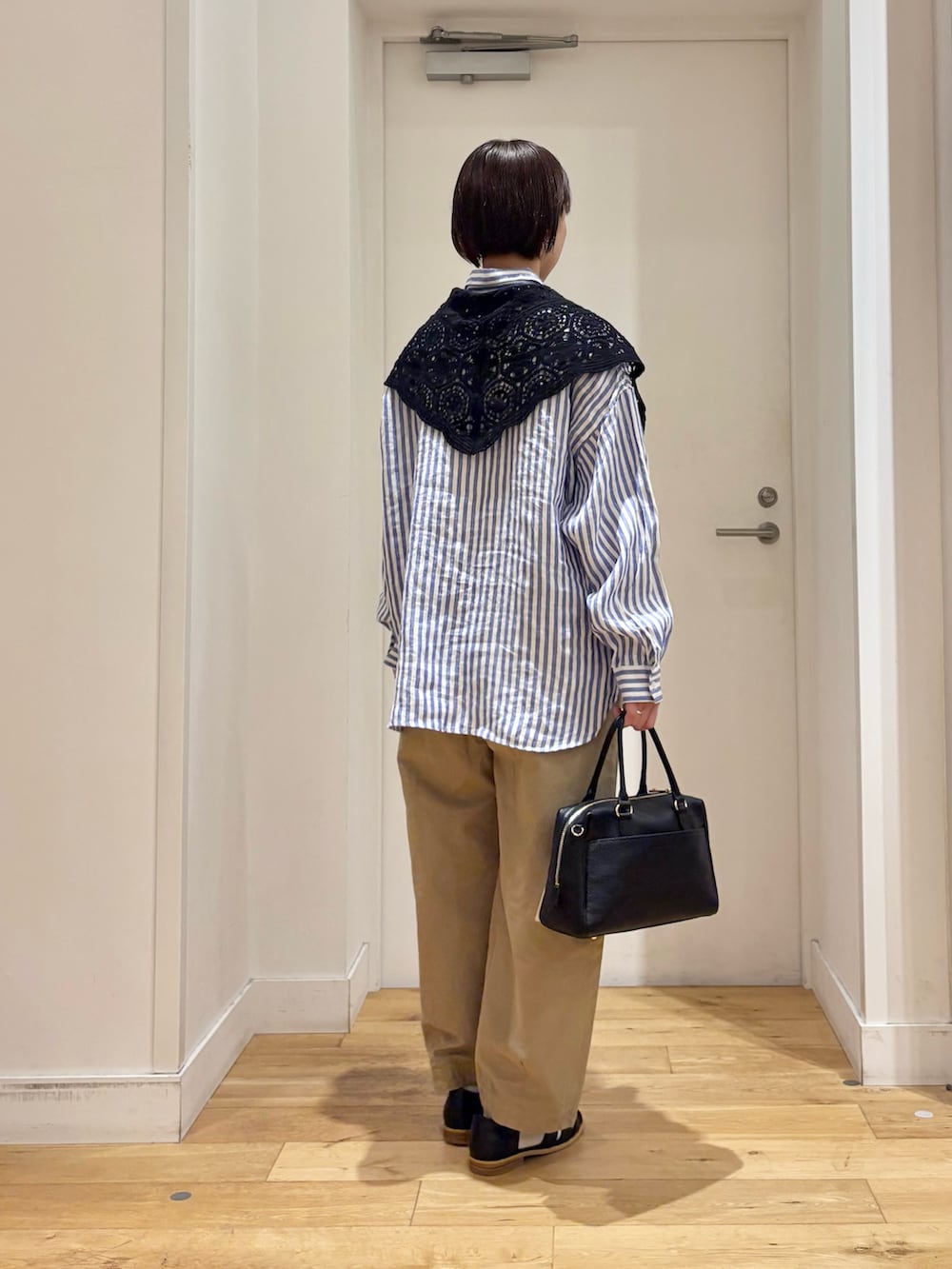 その他のシャツ/ブラウス、ベージュ系のその他パンツ、ブラック系のサンダルを着用したレディースの春コーディネートの6枚目の写真