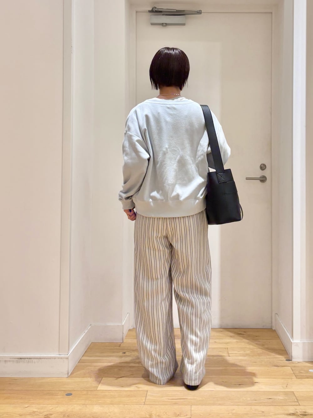 ブルー系のカーディガン/ボレロ、ベージュ系のTシャツ/カットソー、グレー系のその他パンツを着用したレディースの春コーディネートの6枚目の写真