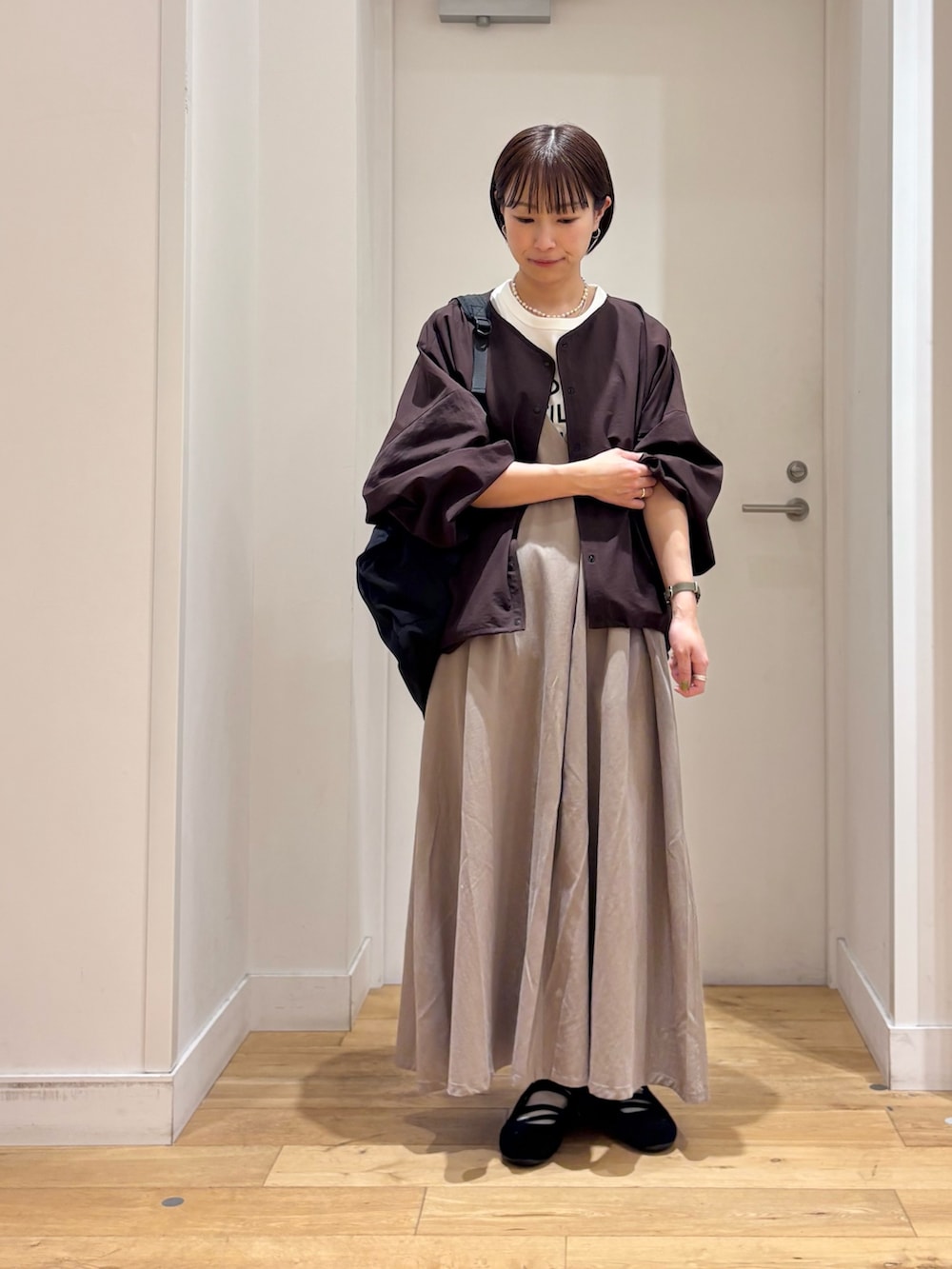 その他のTシャツ/カットソー、ブラウン系のカーディガン/ボレロ、ベージュ系のワンピースを着用したレディースの春コーディネートの3枚目の写真