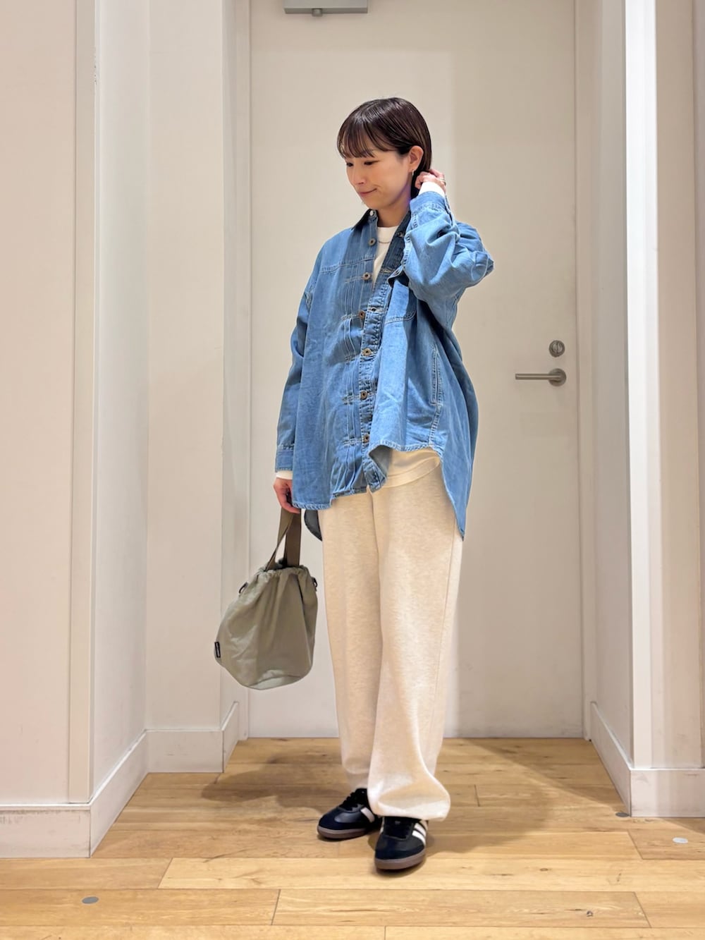 グレー系のその他パンツ、ブルー系のショルダーバッグ、ブラック系のスニーカーを着用したレディースの冬コーディネートの5枚目の写真