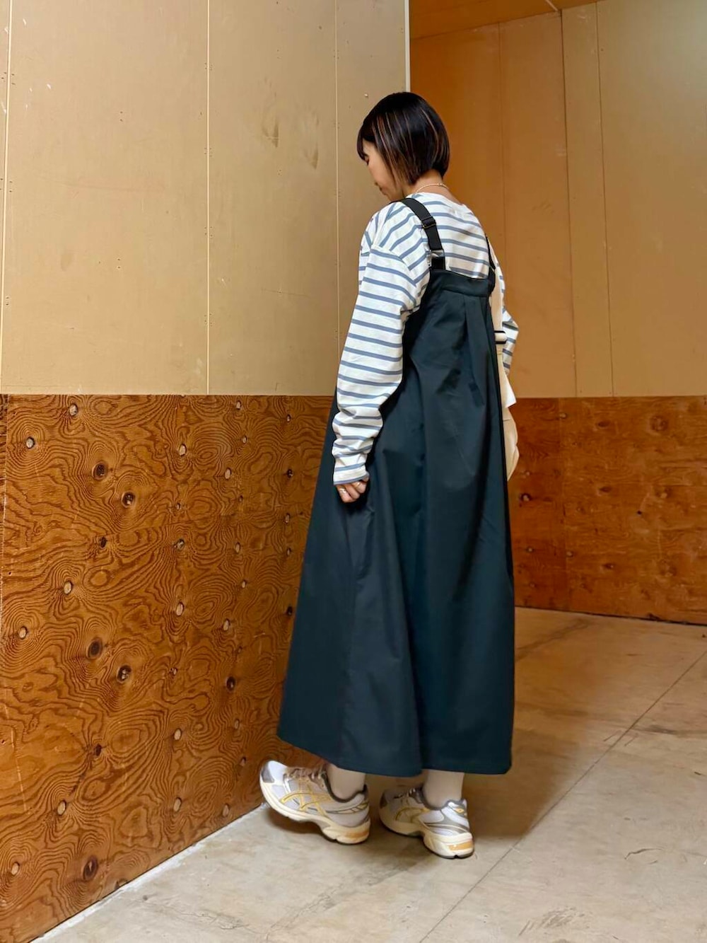 ホワイト系のショルダーバッグ、ブルー系のTシャツ/カットソー、イエロー系のスニーカーを着用したレディースの春コーディネートの5枚目の写真