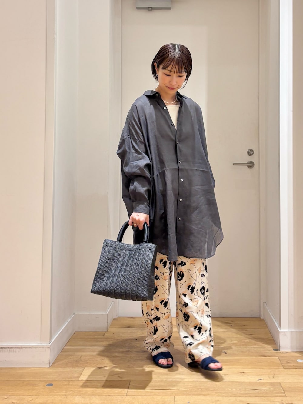 グレー系のシャツ/ブラウス、ベージュ系のその他パンツ、ブラック系のハンドバッグを着用したレディースの春コーディネートの4枚目の写真