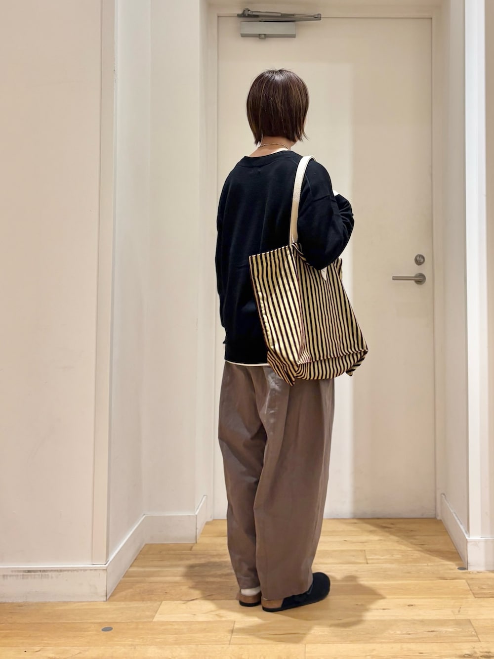 ブラック系のカーディガン/ボレロ、ホワイト系のTシャツ/カットソー、ブラック系のその他シューズを着用したレディースの秋コーディネートの6枚目の写真