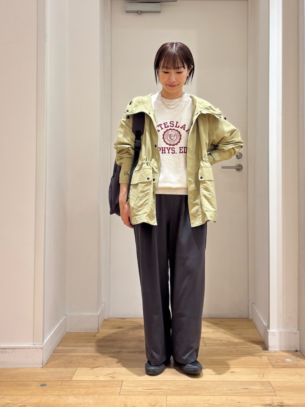 グレー系のその他パンツ、グレー系のバックパック/リュック、ベージュ系のスウェットを着用したレディースの春コーディネートの3枚目の写真