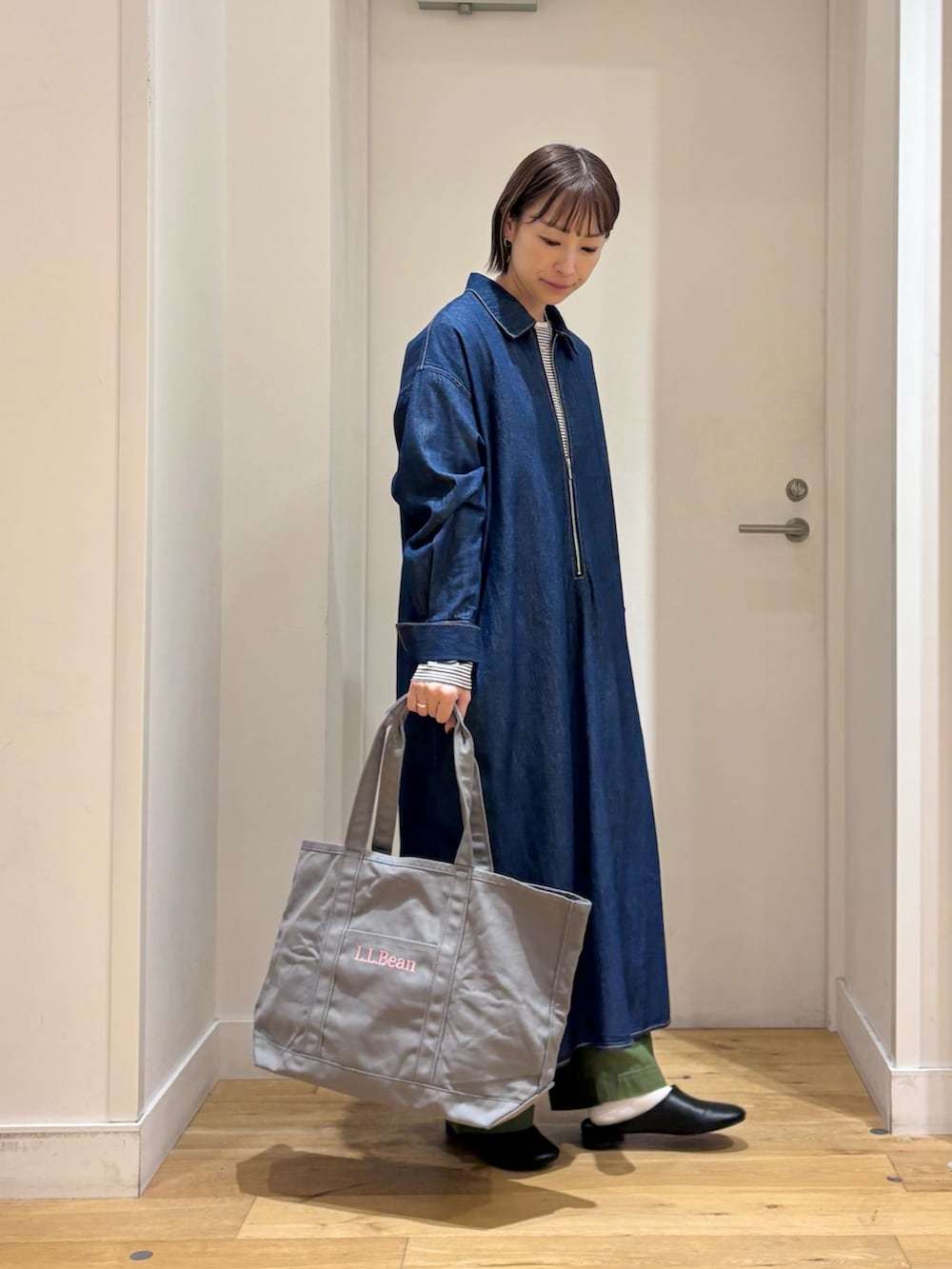 ブルー系のワンピース、ホワイト系のTシャツ/カットソー、グリーン系のその他パンツを着用したレディースの秋コーディネートの5枚目の写真