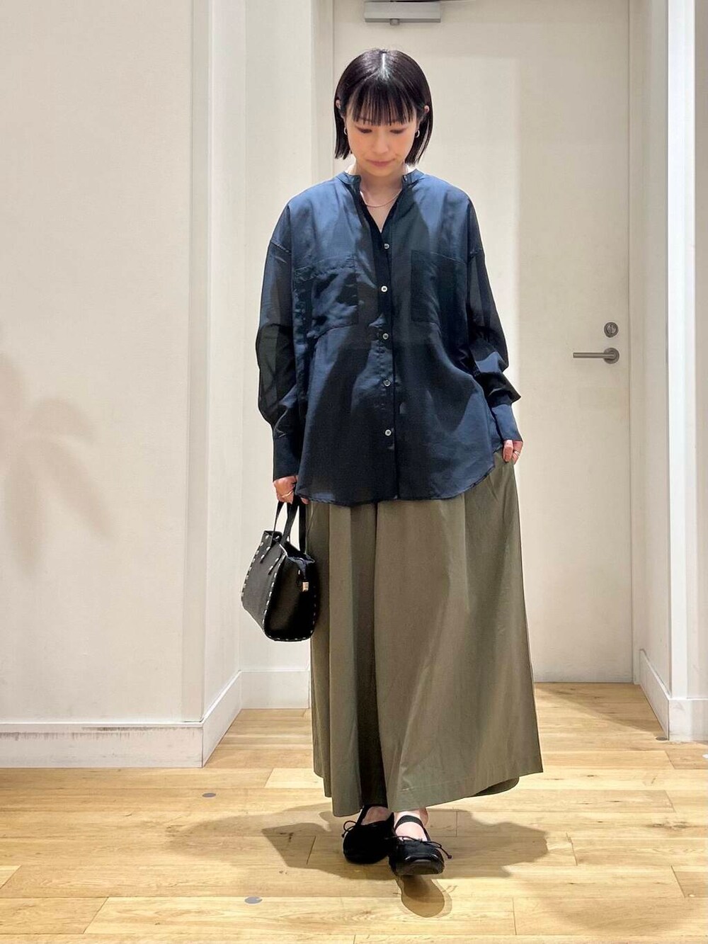 グリーン系のその他パンツ、ブラック系のショルダーバッグ、ブルー系のシャツ/ブラウスを着用したレディースの夏コーディネートの3枚目の写真