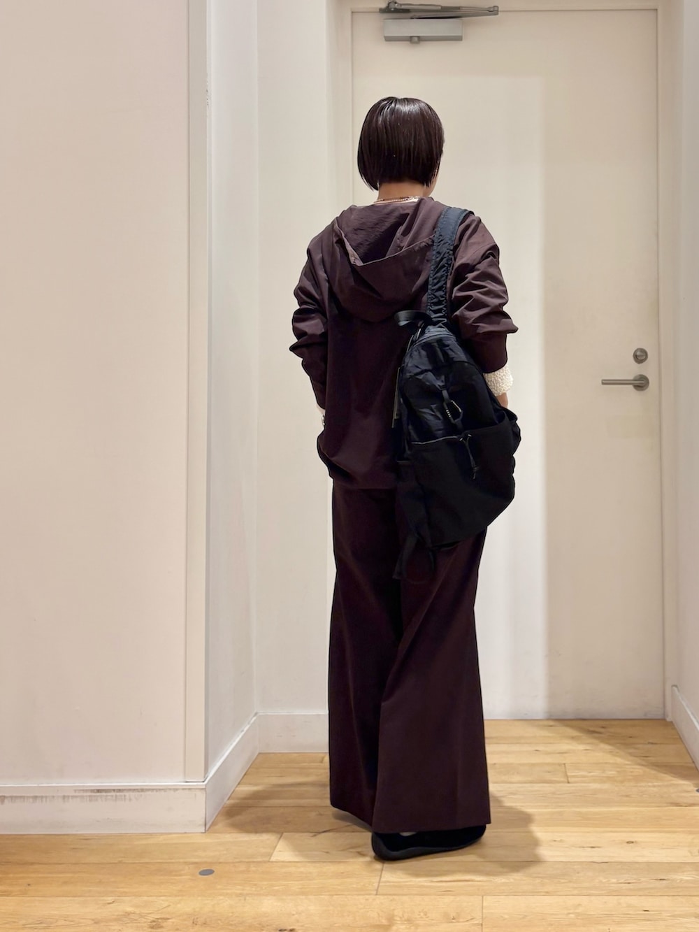 ブラウン系のその他パンツ、ブラウン系のその他アウター、ホワイト系のTシャツ/カットソーを着用したレディースの春コーディネートの5枚目の写真