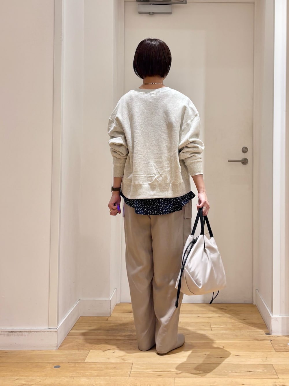 ホワイト系のカーディガン/ボレロ、ブルー系のシャツ/ブラウス、ベージュ系のその他パンツを着用したレディースの春コーディネートの6枚目の写真