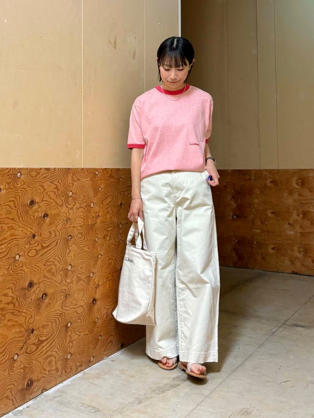 ホワイト系のその他パンツ、ホワイト系のサンダルを着用したレディースの春コーディネートの2枚目の写真