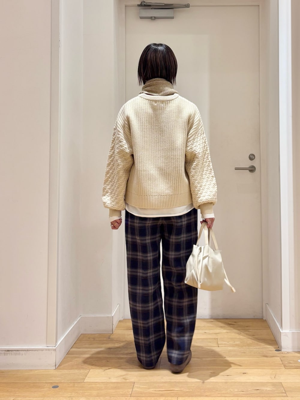 ベージュ系のニット/セーター、ホワイト系のTシャツ/カットソー、ブルー系のその他パンツを着用したレディースの冬コーディネートの5枚目の写真