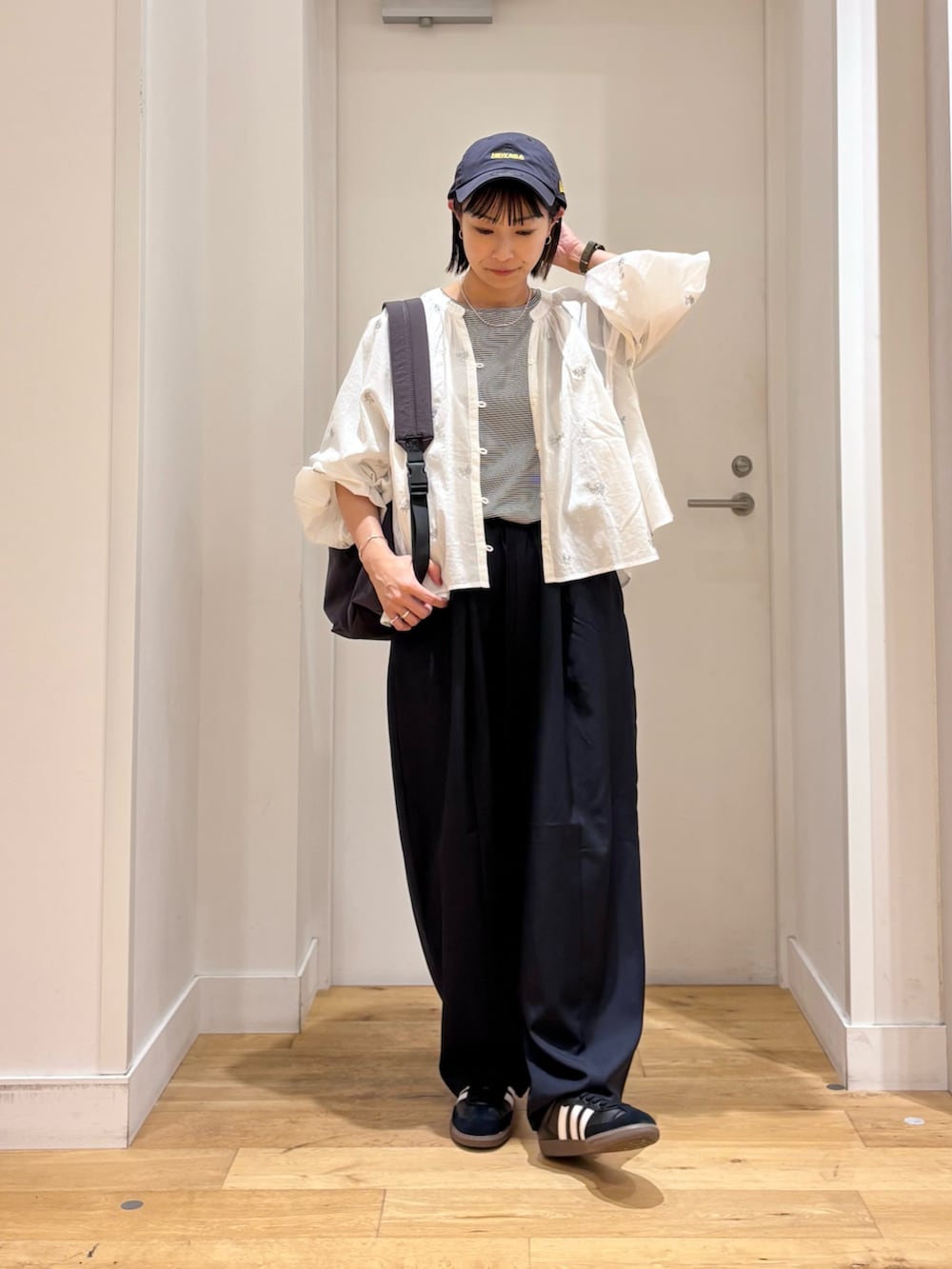 グレー系のバックパック/リュック、ホワイト系のシャツ/ブラウス、ブルー系のその他パンツを着用したレディースの秋コーディネートの2枚目の写真