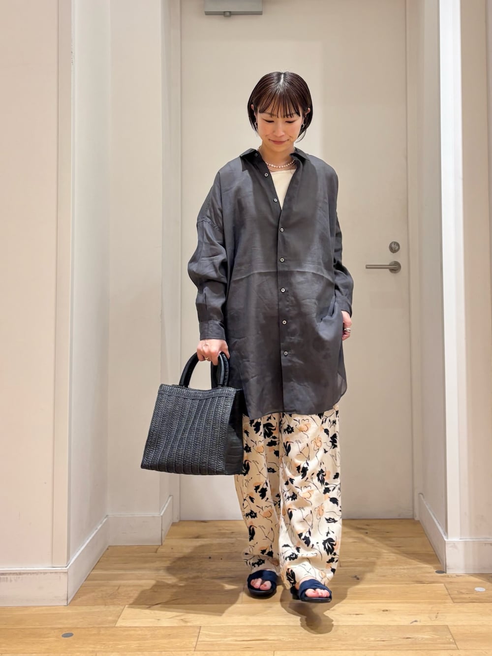 グレー系のシャツ/ブラウス、ベージュ系のその他パンツ、ブラック系のハンドバッグを着用したレディースの春コーディネートの2枚目の写真