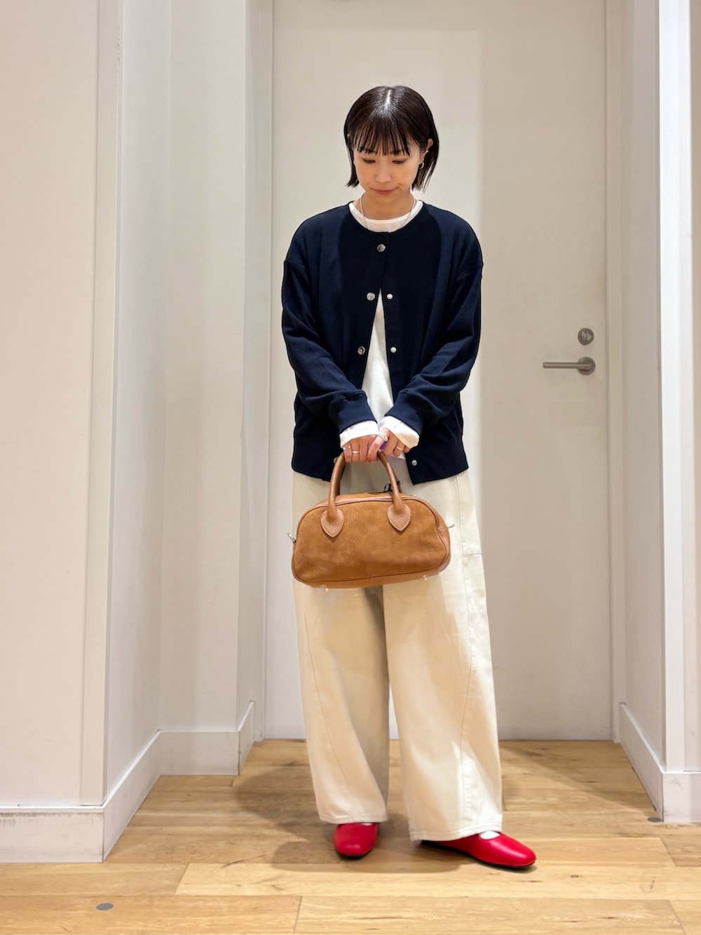 ブルー系のカーディガン/ボレロ、ホワイト系のシャツ/ブラウス、ホワイト系のその他パンツを着用したレディースの秋コーディネートの2枚目の写真