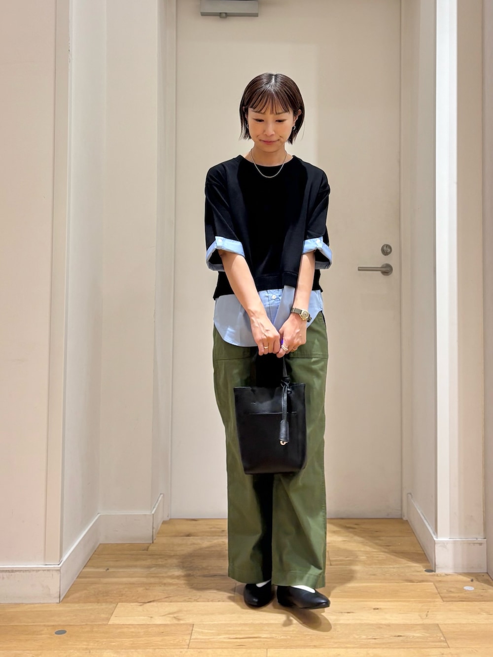 グリーン系のその他パンツ、ブラック系のニット/セーター、ブラック系のトートバッグを着用したレディースの秋コーディネートの3枚目の写真
