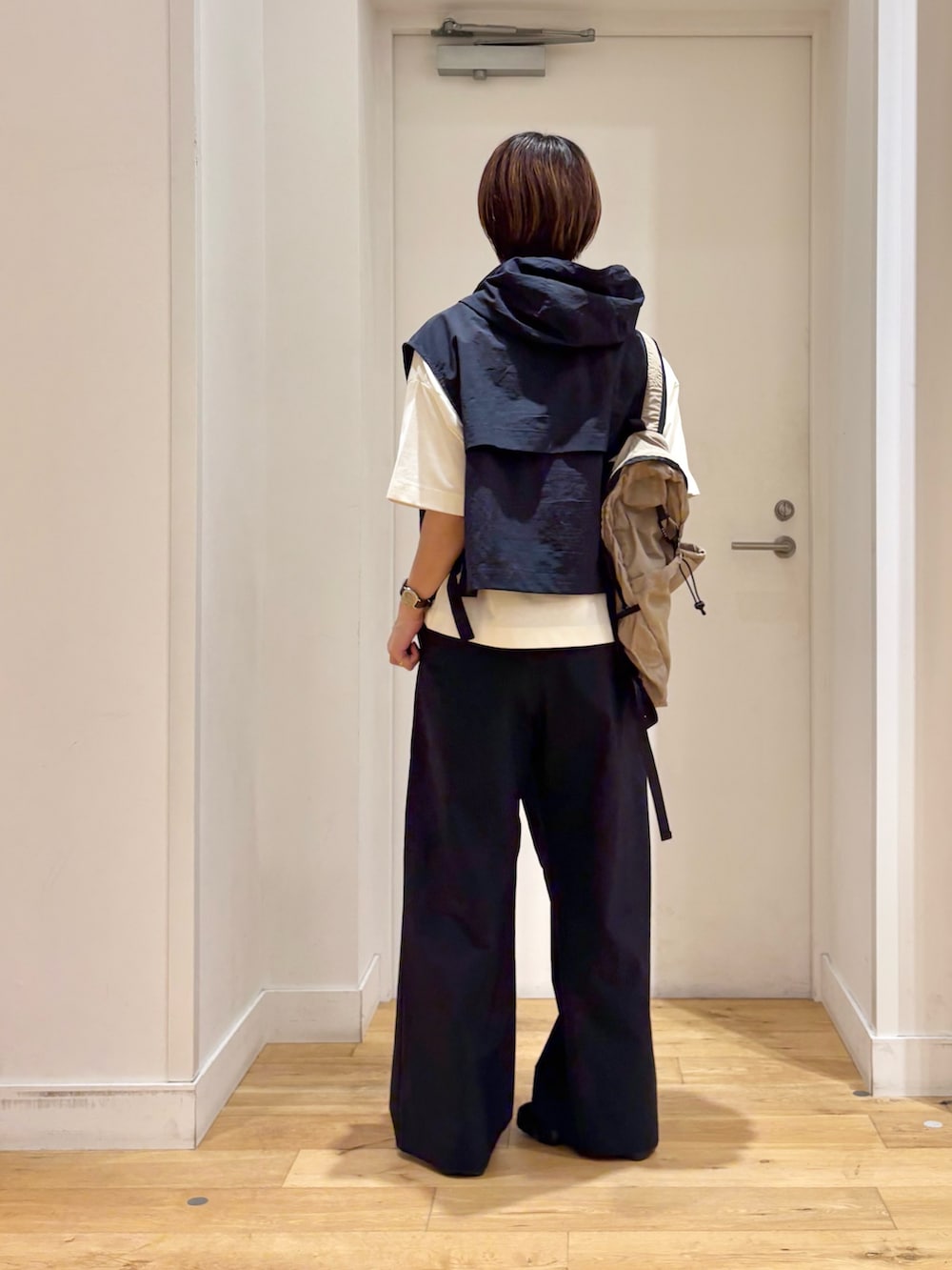 ブルー系のベスト、ホワイト系のTシャツ/カットソー、ブルー系のその他パンツを着用したレディースの夏コーディネートの5枚目の写真