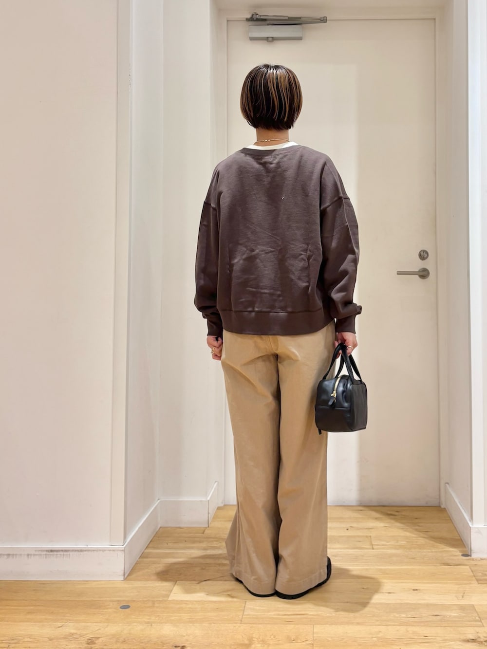 ベージュ系のその他パンツ、ホワイト系のTシャツ/カットソー、ブラウン系のカーディガン/ボレロを着用したレディースの秋コーディネートの6枚目の写真