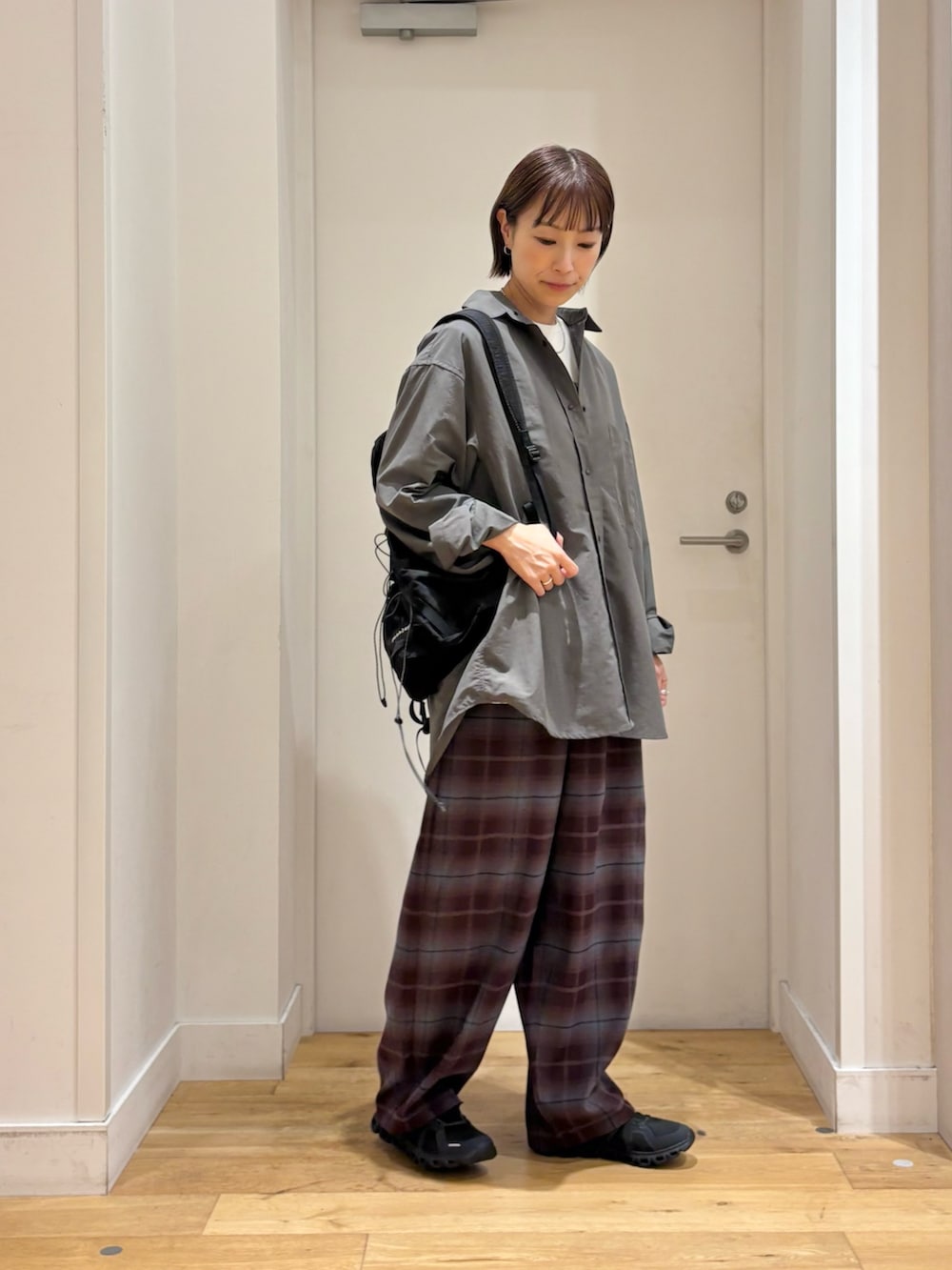 ブラック系のバックパック/リュック、グレー系のシャツ/ブラウス、パープル系のその他パンツを着用したレディースの秋コーディネートの5枚目の写真