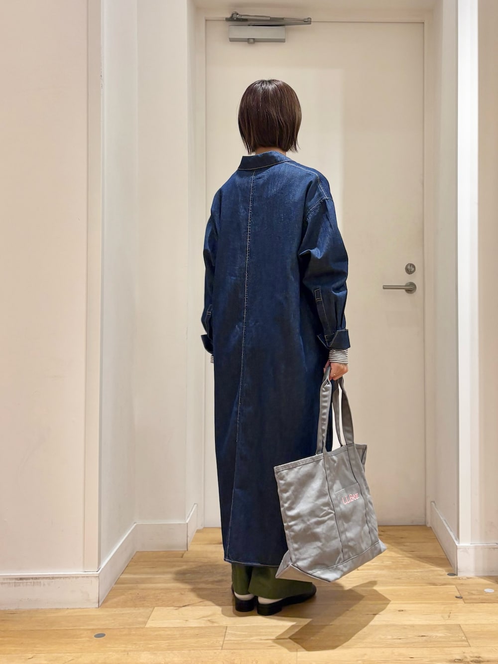 ブルー系のワンピース、ホワイト系のTシャツ/カットソー、グリーン系のその他パンツを着用したレディースの秋コーディネートの6枚目の写真