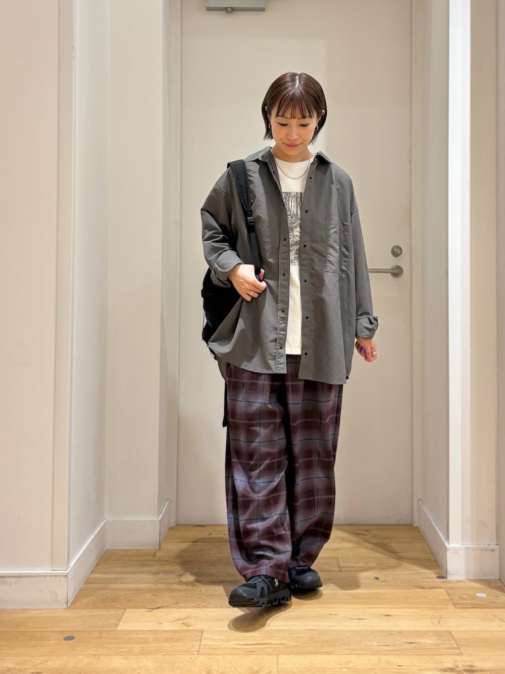 ブラック系のバックパック/リュック、グレー系のシャツ/ブラウス、パープル系のその他パンツを着用したレディースの秋コーディネートの3枚目の写真
