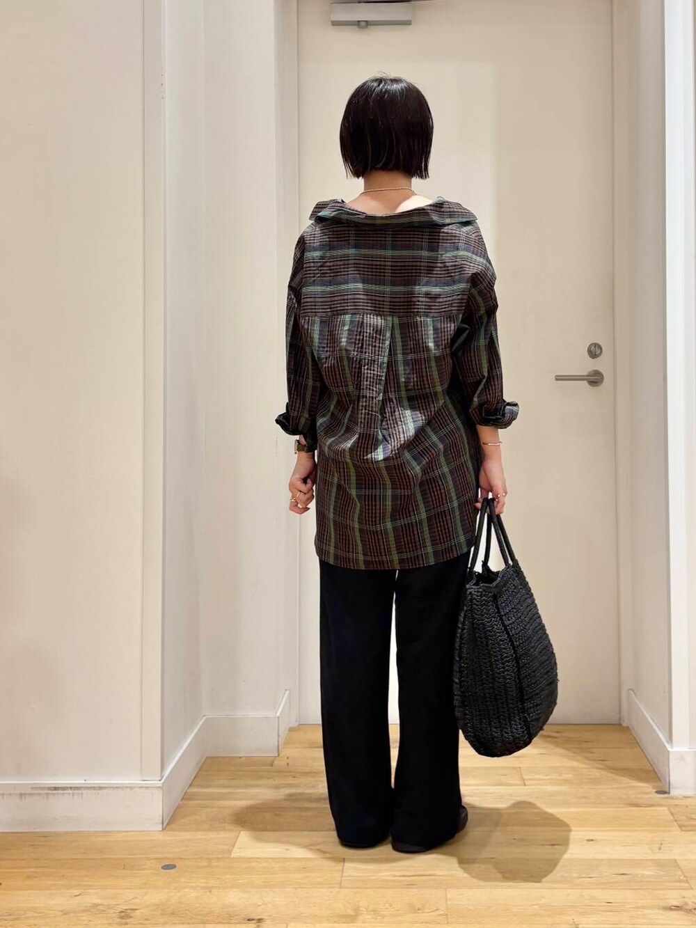 ブラック系のトートバッグ、ブラック系のサンダル、ブラウン系のシャツ/ブラウスを着用したレディースの夏コーディネートの5枚目の写真