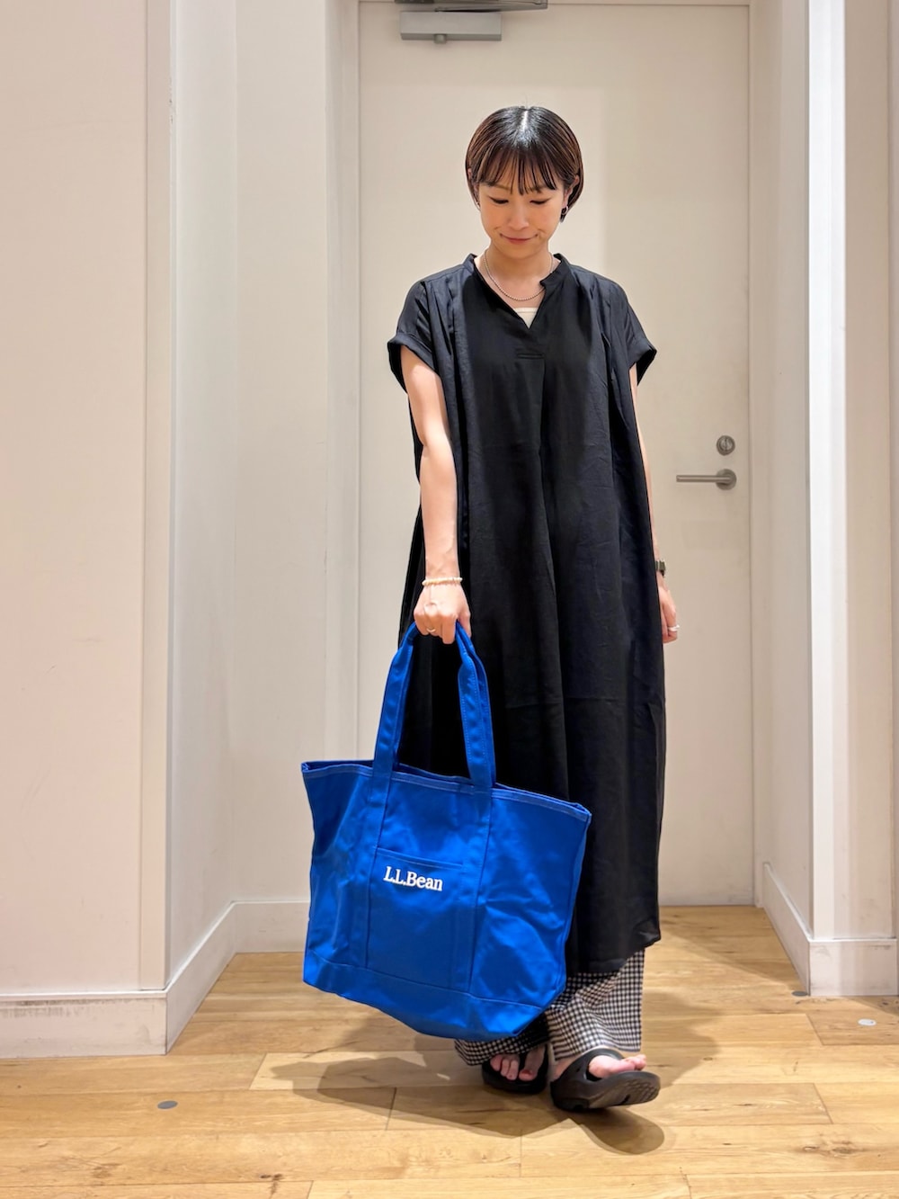 ブラック系のその他パンツ、ブラック系のサンダル、ホワイト系のタンクトップを着用したレディースの夏コーディネートの3枚目の写真