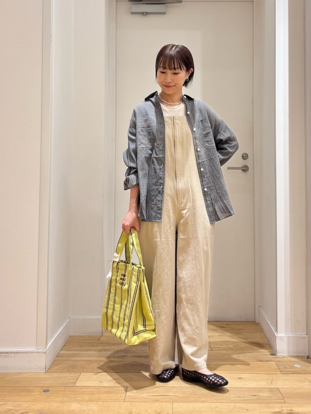 ブラック系のシャツ/ブラウス、ホワイト系のTシャツ/カットソー、ブラック系のサンダルを着用したレディースの春コーディネートの5枚目の写真