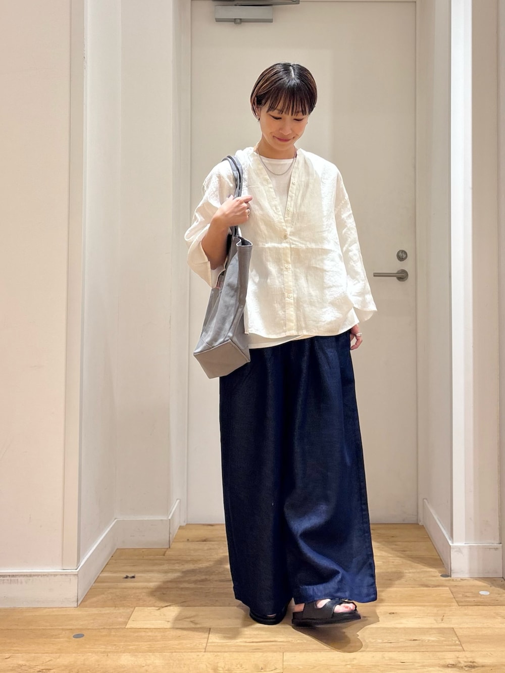 ホワイト系のシャツ/ブラウス、ホワイト系のタンクトップ、グレー系のトートバッグを着用したレディースの春コーディネートの4枚目の写真