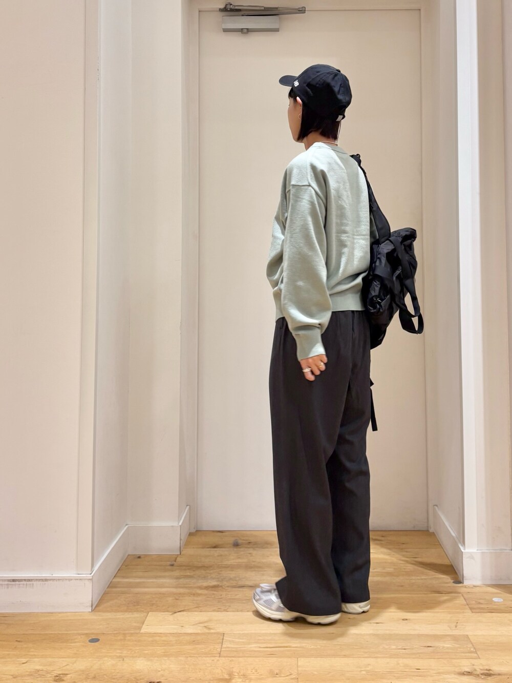 ブラック系のバックパック/リュック、グレー系のスニーカー、グレー系のその他パンツを着用したレディースの秋コーディネートの4枚目の写真