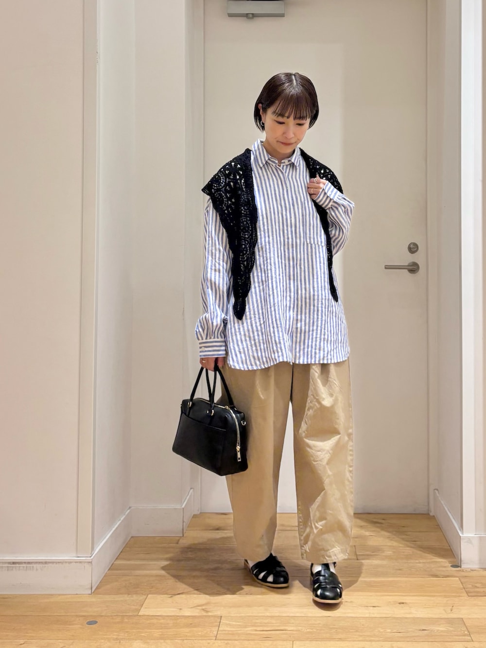 その他のシャツ/ブラウス、ベージュ系のその他パンツ、ブラック系のサンダルを着用したレディースの春コーディネートの5枚目の写真