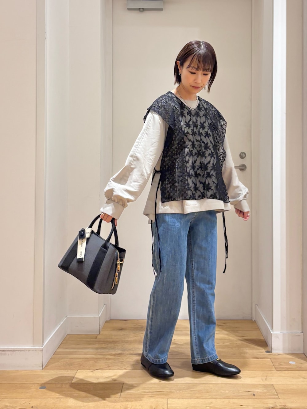 グレー系のシャツ/ブラウス、ブルー系のその他パンツ、ブラック系のローファーを着用したレディースの冬コーディネートの5枚目の写真