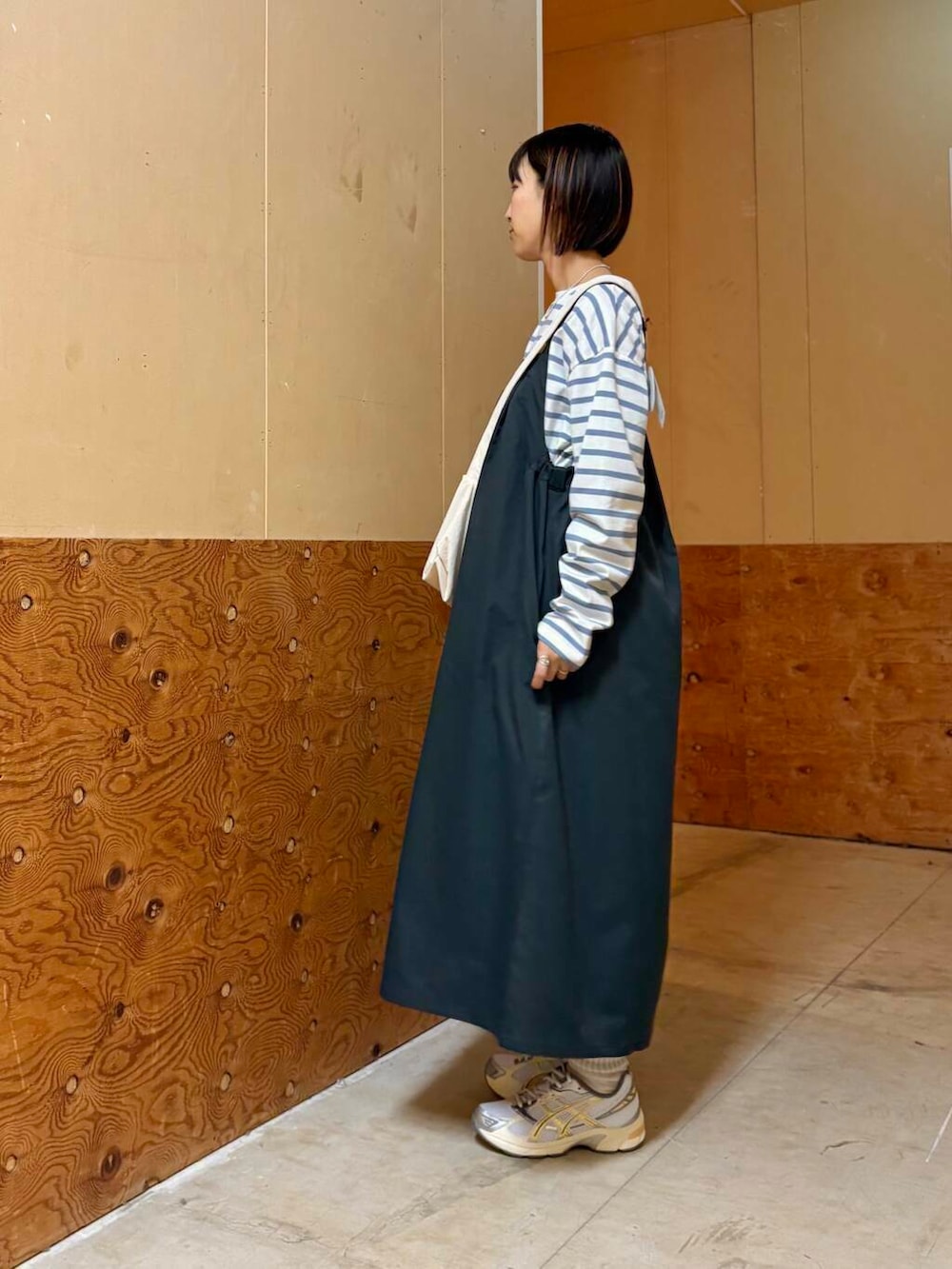 ホワイト系のショルダーバッグ、ブルー系のTシャツ/カットソー、イエロー系のスニーカーを着用したレディースの春コーディネートの4枚目の写真