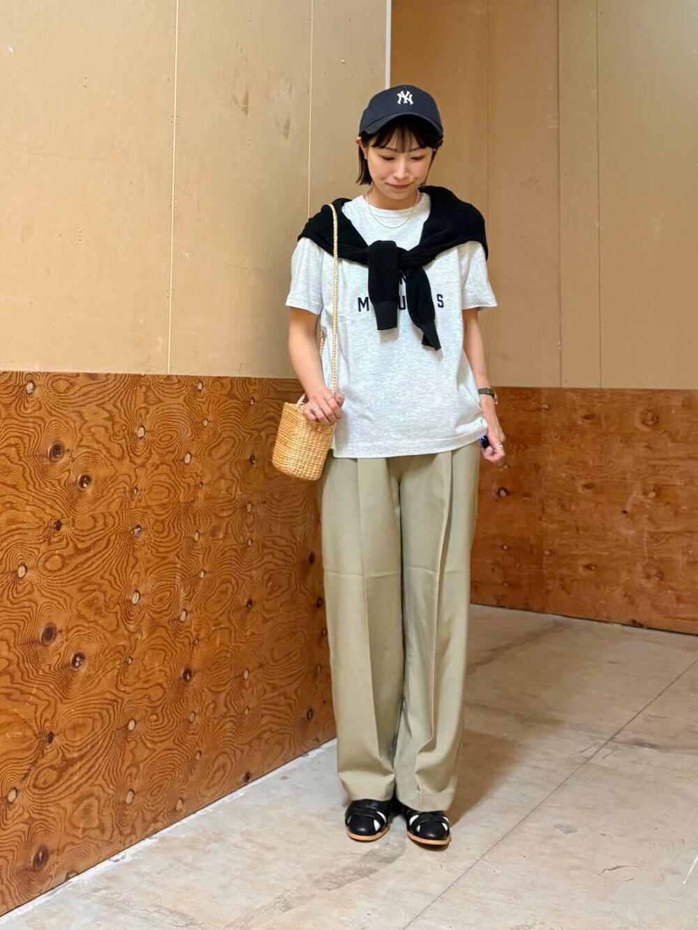 ブラック系のカーディガン/ボレロ、ブラック系のサンダル、ベージュ系のショルダーバッグを着用したレディースの春コーディネートの3枚目の写真