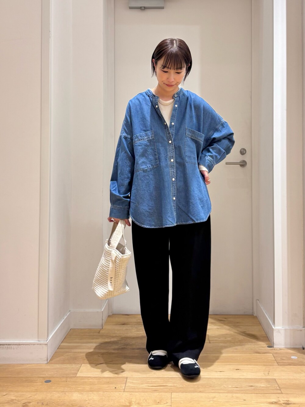 ブラック系のその他パンツ、ブルー系のシャツ/ブラウス、ベージュ系のその他アウターを着用したレディースの春コーディネートの6枚目の写真