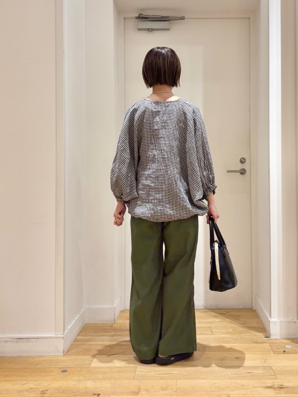その他のシャツ/ブラウス、グリーン系のその他パンツ、ブラック系のハンドバッグを着用したレディースの夏コーディネートの7枚目の写真